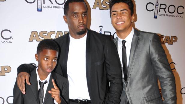 Sean Combs (P. Diddy) mit seinen Söhnen auf einer Veranstaltung.