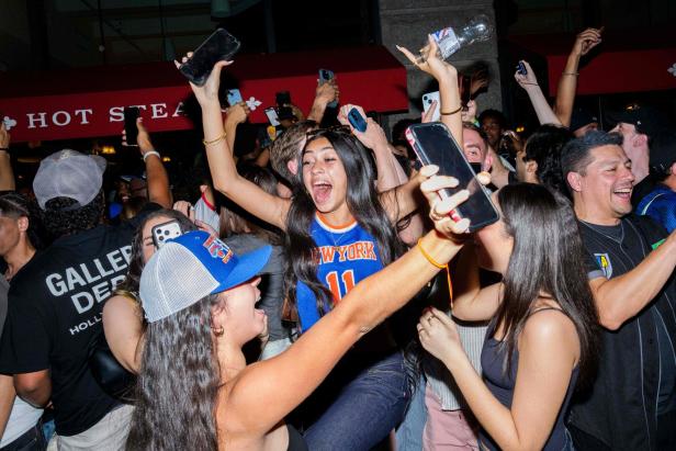 US-KNICKS-FANS-GATHER-IN-NYC-TO-WATCH-GAME-5-OF-THE-NBA-FINALS-A