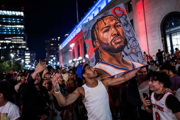 US-KNICKS-FANS-GATHER-IN-NYC-TO-WATCH-GAME-5-OF-THE-NBA-FINALS-A