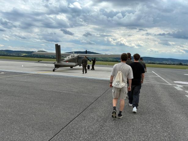 Gleich geht's los: Ein paar Interessenten haben das große Los gezogen und dürfen eine Runde mitfliegen.