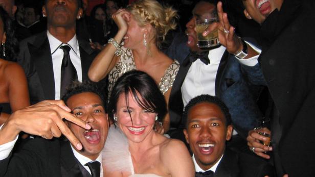Cameron Diaz und andere Prominente posieren lachend für ein Gruppenfoto.