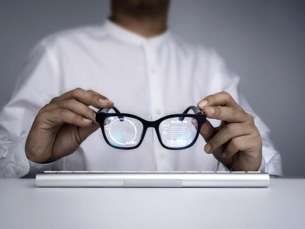 Eine smarte Brille mit integrierten Displays