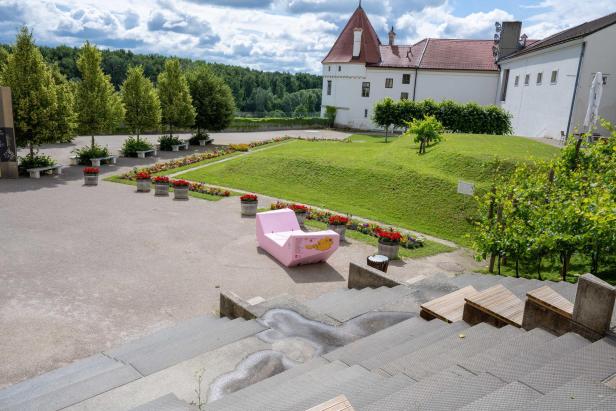 Enzi vor dem Stift Klosterneuburg