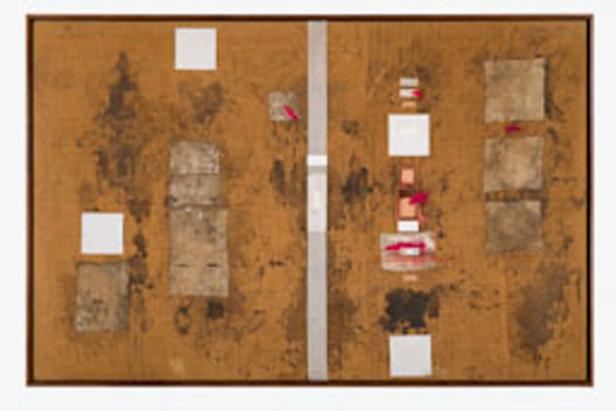 Collage auf Jute mit Pflastern und Blutspuren.