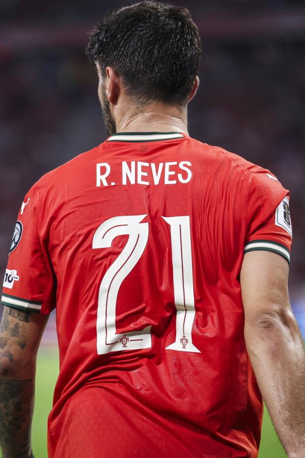 Fußballspieler Ruben Neves von hinten mit der Rückennummer 21