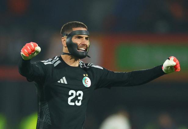 Luca Zidane mit Algerien-Trikot und einer schwarzen Schutzmaske