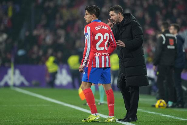 Trainer Diego Simeone mit Sohn Giuliano auf dem Fußballplatz