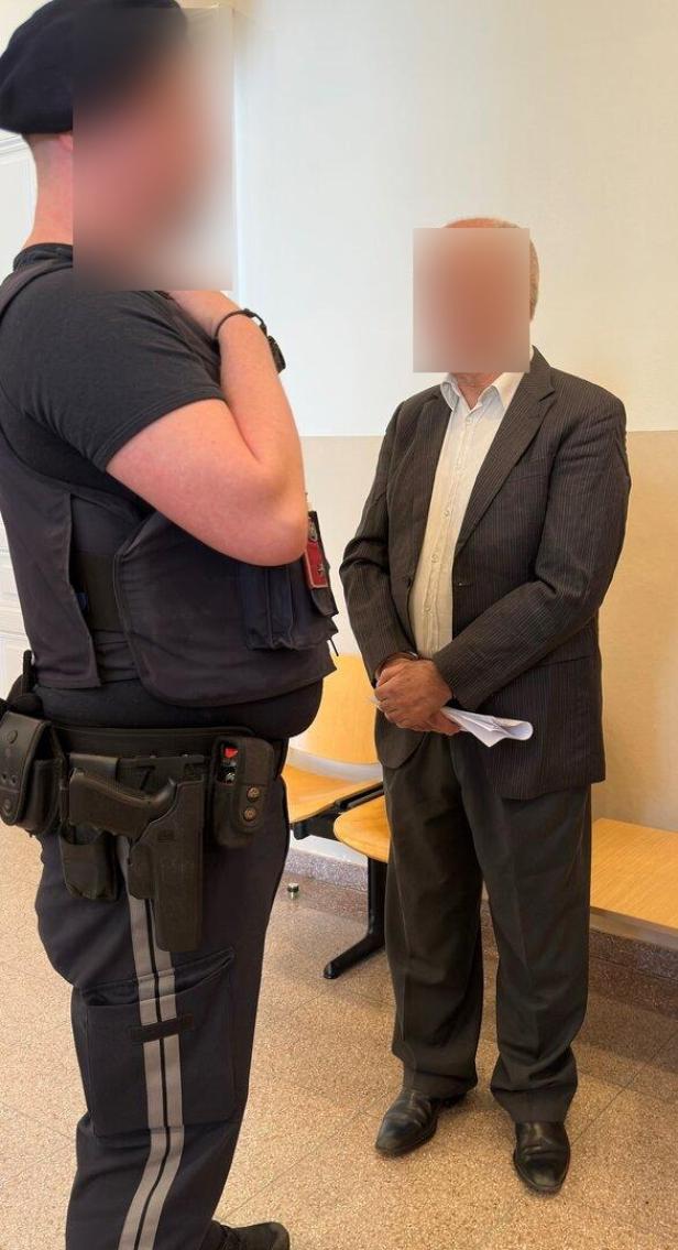 Ein älterer Mann neben einem Polizisten