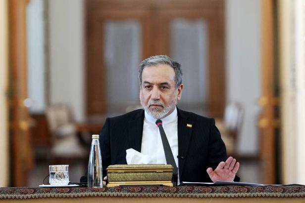 Der iranische Außenminister Abbas Araghchi will die Gespräche mit den Vereinigten Staaten über das Atomprogramm und die Aufhebung der Sanktionen noch in dieser Woche beginnen.