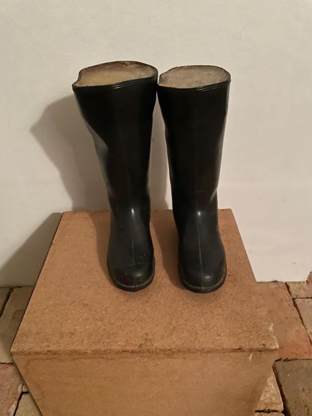 Gummistiefel mit Sand und Bienenwachs gefüllt