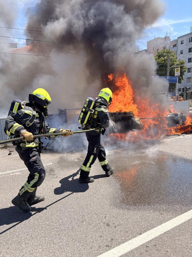 Der Wohnwagen stand lichterloh in Brand.