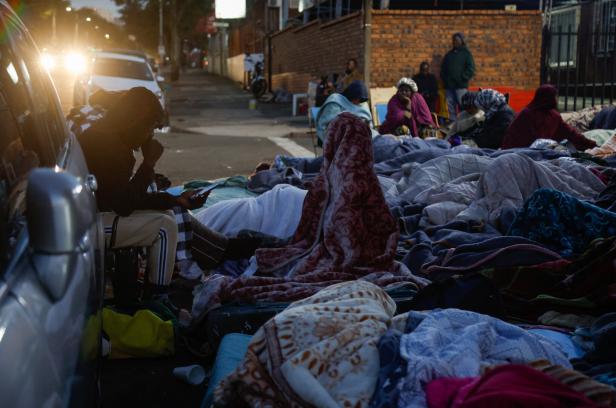 Menschen schlafen auf der Straße in Durban.