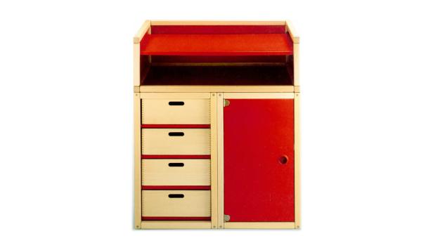 Ein kleiner Holzschrank mit roten Akzenten und vier Schubladen.