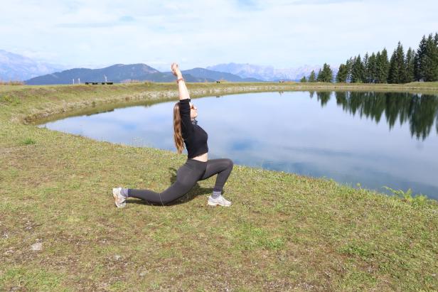 Der Rupertisee ist einer der Regenerationsplätze rund um Wagrain. Nach einer Wanderung ist wieder Zeit für eine Yoga-Einheit.