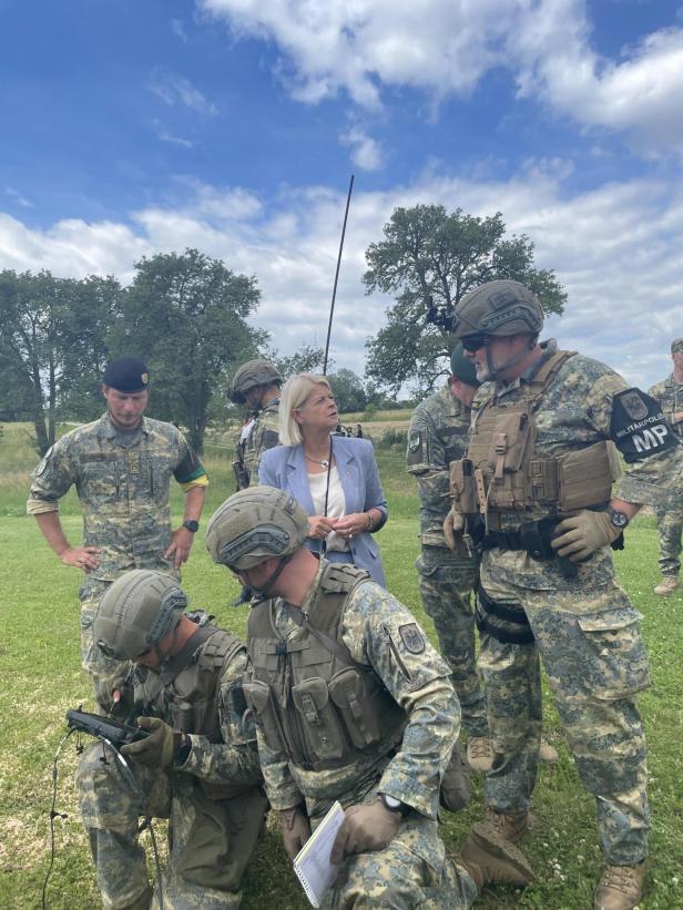 Verteidigungsministerin Klaudia Tanner spricht bei der Bundesheer-Übung „Wechselland 26“ mit Soldaten im Gelände bei Wiener Neustadt.