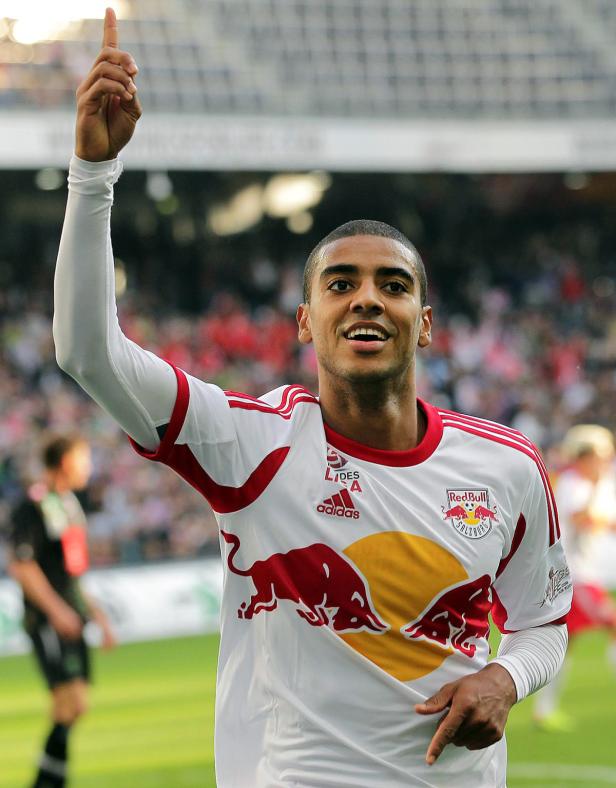 Ein Fußballspieler von Red Bull Salzburg jubelt mit erhobenem Zeigefinger.