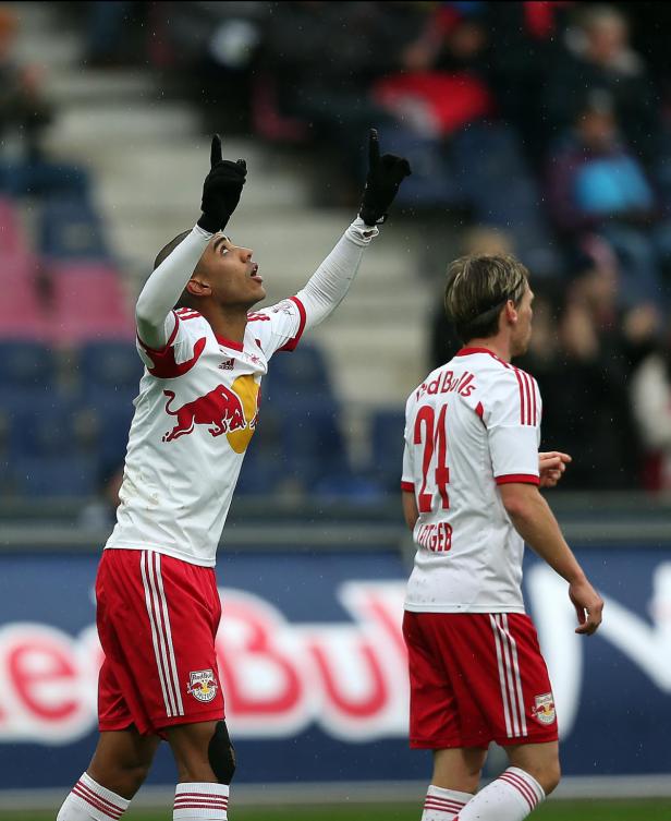 Ein Fußballspieler von Red Bull jubelt mit erhobenen Händen.