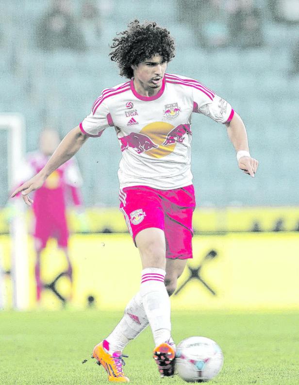 Ein Fußballspieler von Red Bull Salzburg dribbelt den Ball.