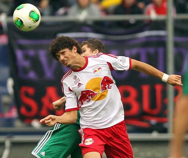 Ein Fußballspieler köpft den Ball während eines Spiels.