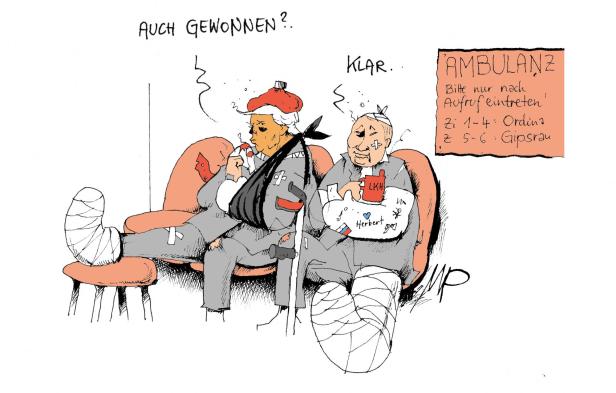 Karikatur von zwei verletzten Männern in einer Ambulanz mit Verband und Krücken.