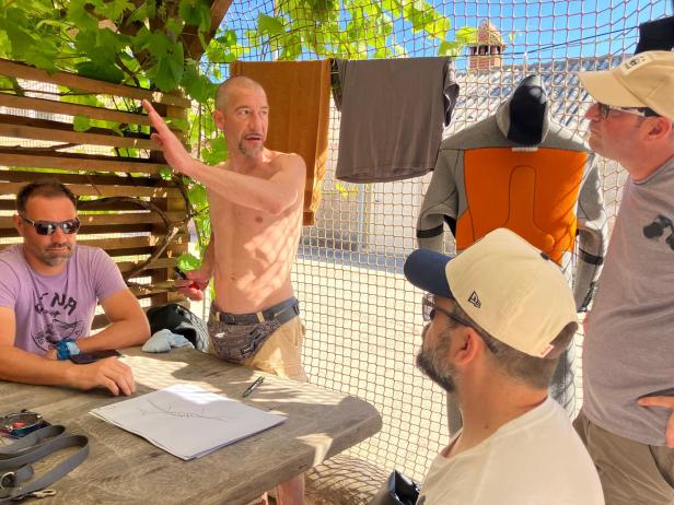 Matko Pojatina gibt den Tauchern das Briefing. 