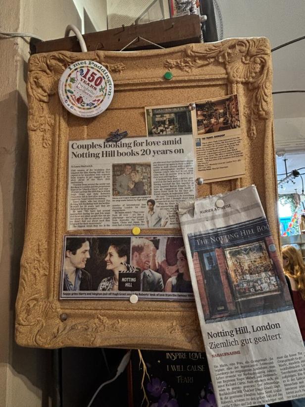 Eine Pinnwand mit Zeitungsartikeln über die Notting Hill Bookshop-Filmkulisse in London.