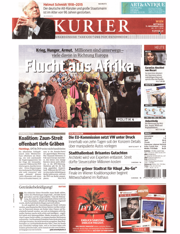 Eine Gruppe afrikanischer Flüchtlinge, viele mit Gepäck auf dem Kopf, unter dem Titel „Flucht aus Afrika“.