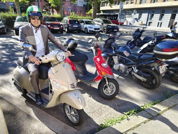 Dominik Nepp auf seiner Vespa. 