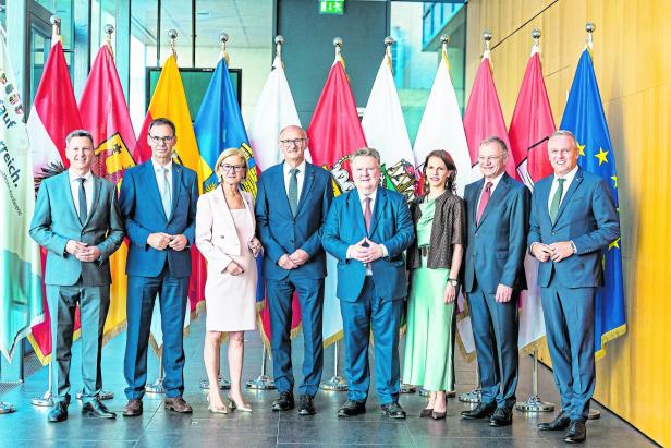 LAND TIROL: SITZUNG DER LANDESHAUPTLEUTE: FELLNER (SPÖ)/WALLNER (ÖVP)MIKL-LEITNER (ÖVP)/MATTLE (ÖVP)/LUDWIG (SPÖ)/EDTSTADLER (ÖVP)/STELZER (ÖVP)/KUNASEK (FPÖ)