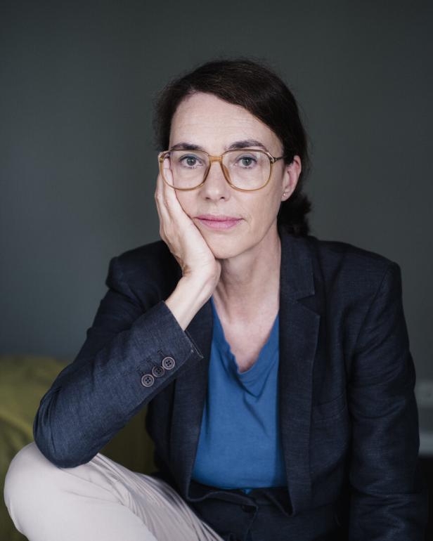 Regisseurin Regina Schilling mit der Gesicht in der aufgestützten Hand.