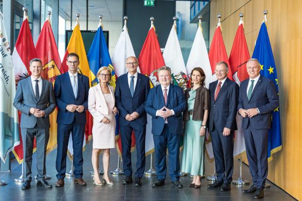 LAND TIROL: SITZUNG DER LANDESHAUPTLEUTE: FELLNER (SPÖ)/WALLNER (ÖVP)MIKL-LEITNER (ÖVP)/MATTLE (ÖVP)/LUDWIG (SPÖ)/EDTSTADLER (ÖVP)/STELZER (ÖVP)/KUNASEK (FPÖ)