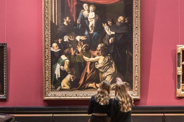 Zwei Besucherinnen betrachten ein großformatiges Tizian-Gemälde in der neu gehängten Gemäldegalerie des Kunsthistorischen Museums.