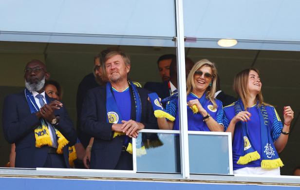 König Willem-Alexander und Königin Máxima im Curacao-Trikot