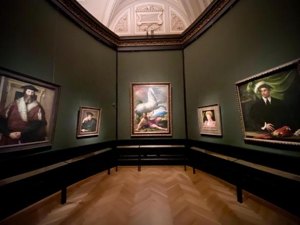 Neu gehängte Gemäldegalerie im Kunsthistorischen Museum Wien mit Werken in dunkelgrünen Wänden und gezielter Rauminszenierung.