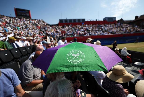 Ein Wimbledon Regenschirm aufgespannt im Stadion