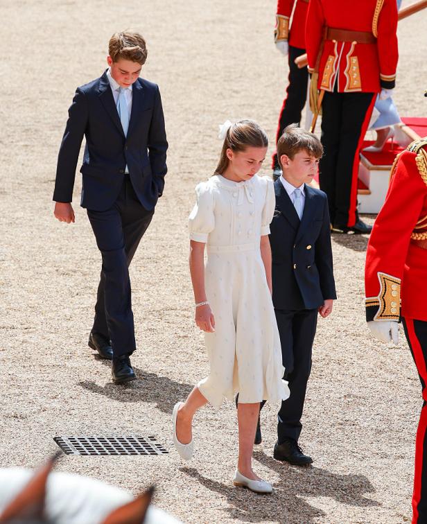 Prinz George mit seinen Geschwistern bei Trooping the Colour. Er hat die linke Hand in der Hosentasche.