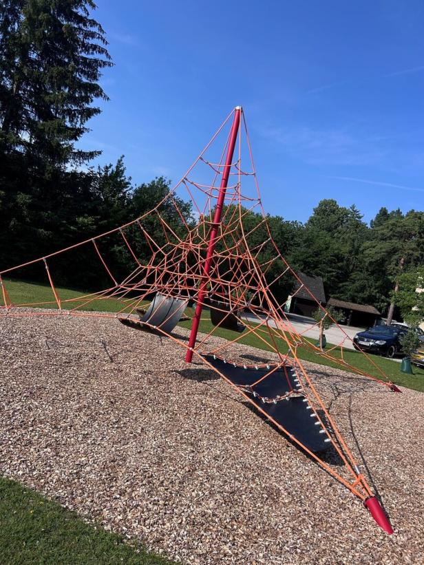 Seilnetzpyramide am neuen Spielplatz der Waldschule.