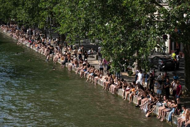 TOPSHOT-FRANCE-WEATHER-CLIMATE-HEAT