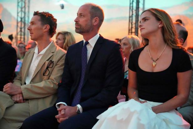 Benedict Cumberbatch, Prinz William und Emma Watson sitzen nebeneinander bei einer Veranstaltung.