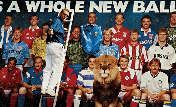 Eine Gruppe von Fußballspielern der Premier League posiert vor einem Werbebanner, während ein Mann auf einer Leiter steht und ein Löwe davor sitzt.