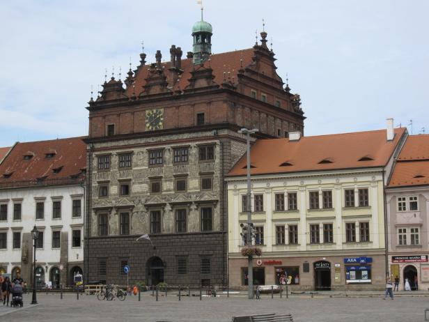 Das historische Rathaus in Budweis, Tschechien, dominiert den Marktplatz.