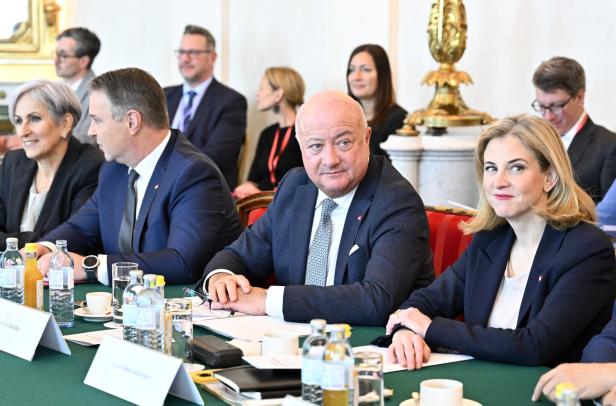 ARBEITSKLAUSUR DER BUNDESREGIERUNG: TOUR DE TABLE - SPORRER/BABLER/STOCKER/MEINL-REISINGER
