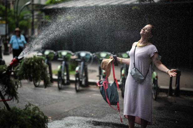 TOPSHOT-FRANCE-WEATHER-HEATWAVE