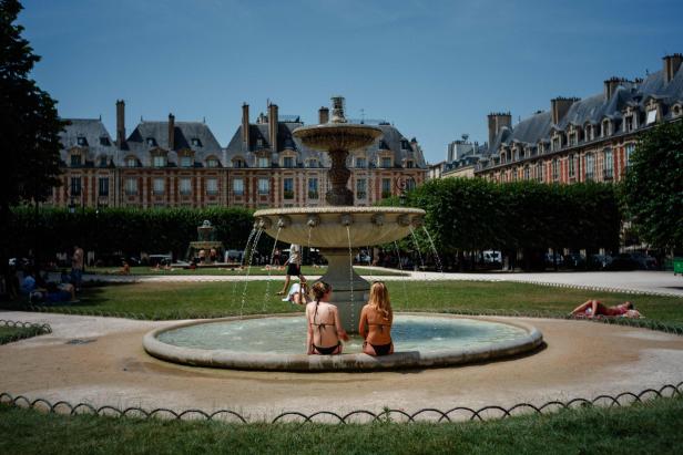 Kühlung im Brunnen am Place des Voges in Paris. 