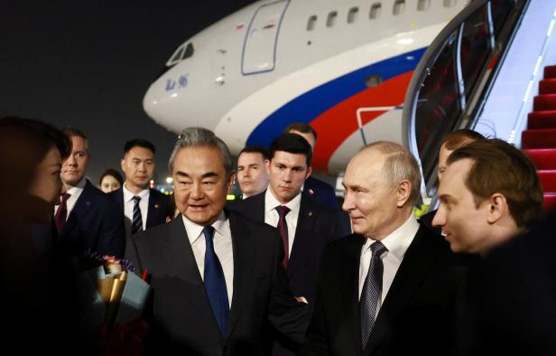 Wang Yi neben dem russischen Präsidenten Wladimir Putin, der zuletzt im 19. Mai in China war.