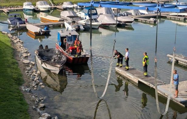 Ausgebranntes Boot in der Marina in Ardagger