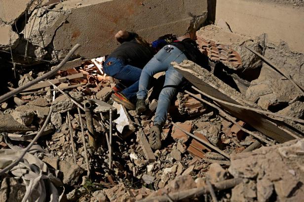 TOPSHOT-VENEZUELA-EARTHQUAKE