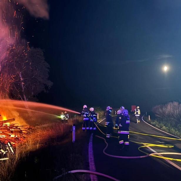 Feuerwehrleute beim Löschen