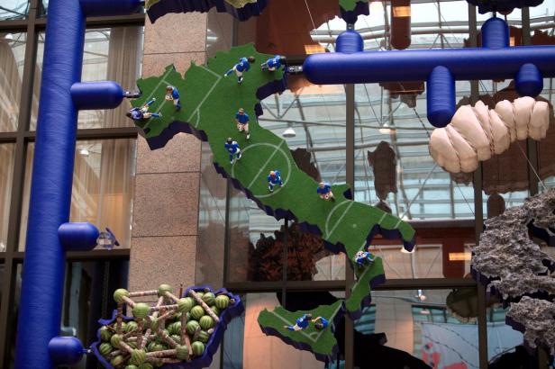 Eine Installation zeigt Italien als Fußballfeld mit darauf spielenden Figuren.