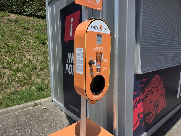 Ein Sonnencremespender auf dem Red Bull Ring